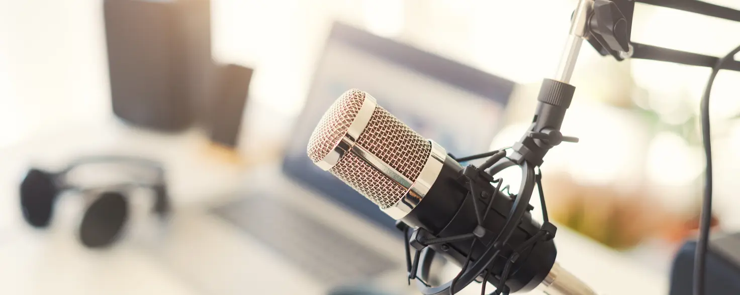 Ein Mikrofon für Podcastaufnahmen ist zu sehen