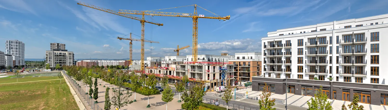 Blick auf eine teils fertig gebaute, teils in Bau befindliche Häuserzeile