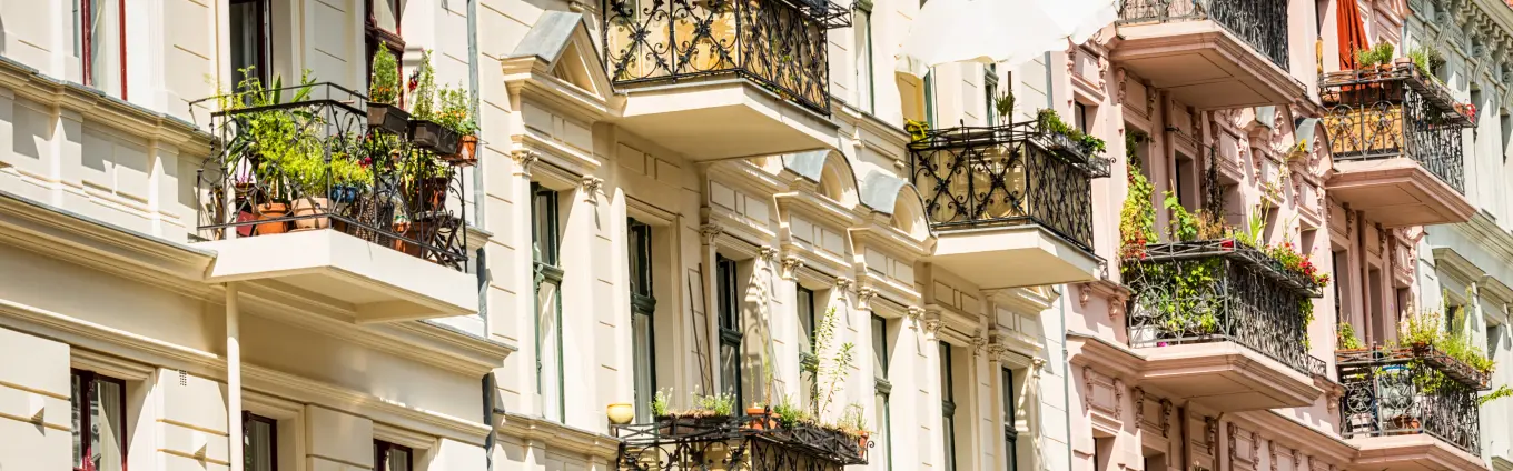 Fassade eines Altbaus mit bepflanzten Balkonen