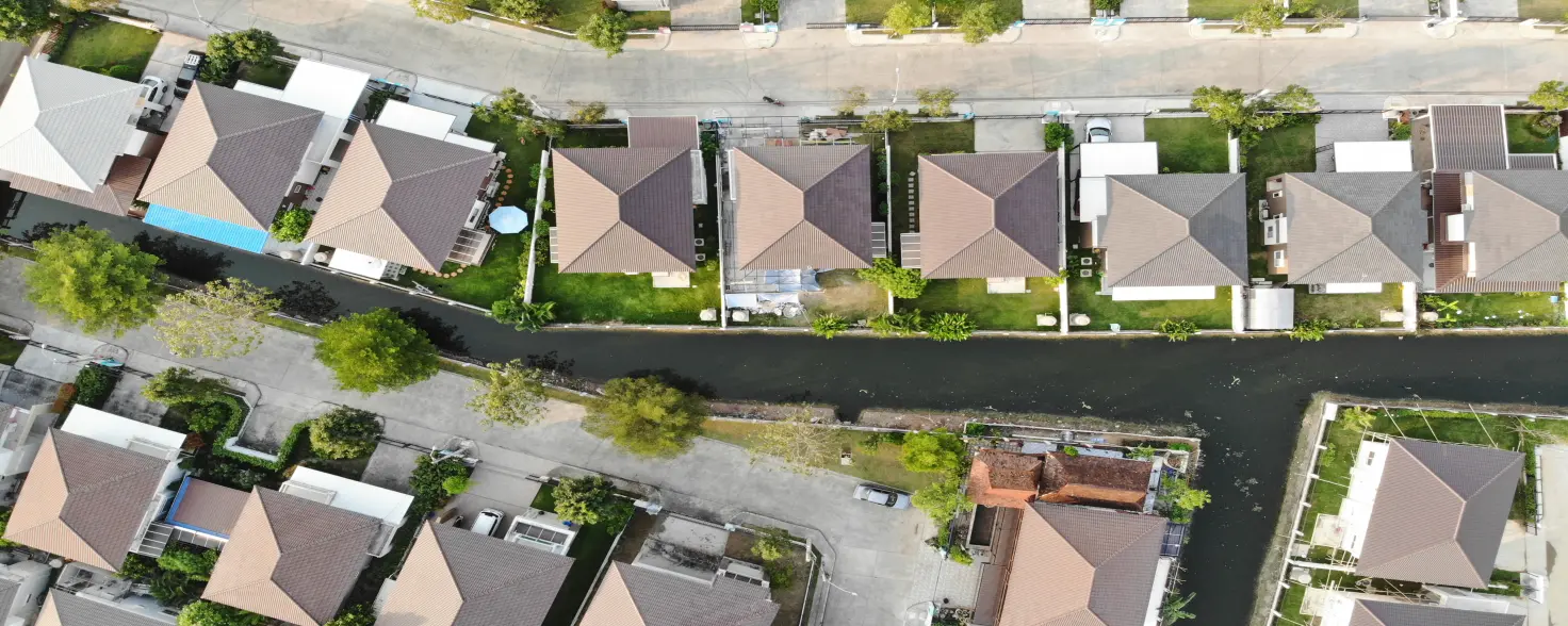 Dächer einer Einfamilienhaus-Siedlung aus der Vogelperspektive