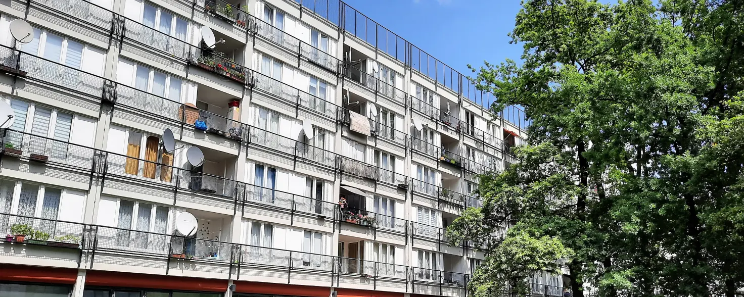 Blick auf das Pallasseum mit Grünstreifen davor