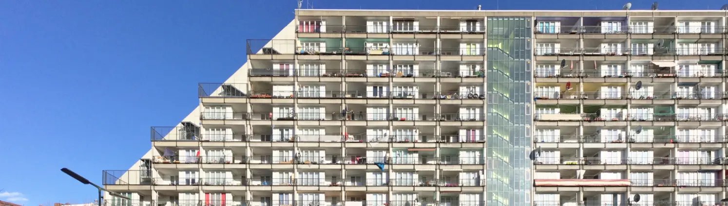 Pallasseum: Seitenansicht des denkmalgeschützten Wohnkomplexes an der Pallasstraße in Berlin-Schöneberg.