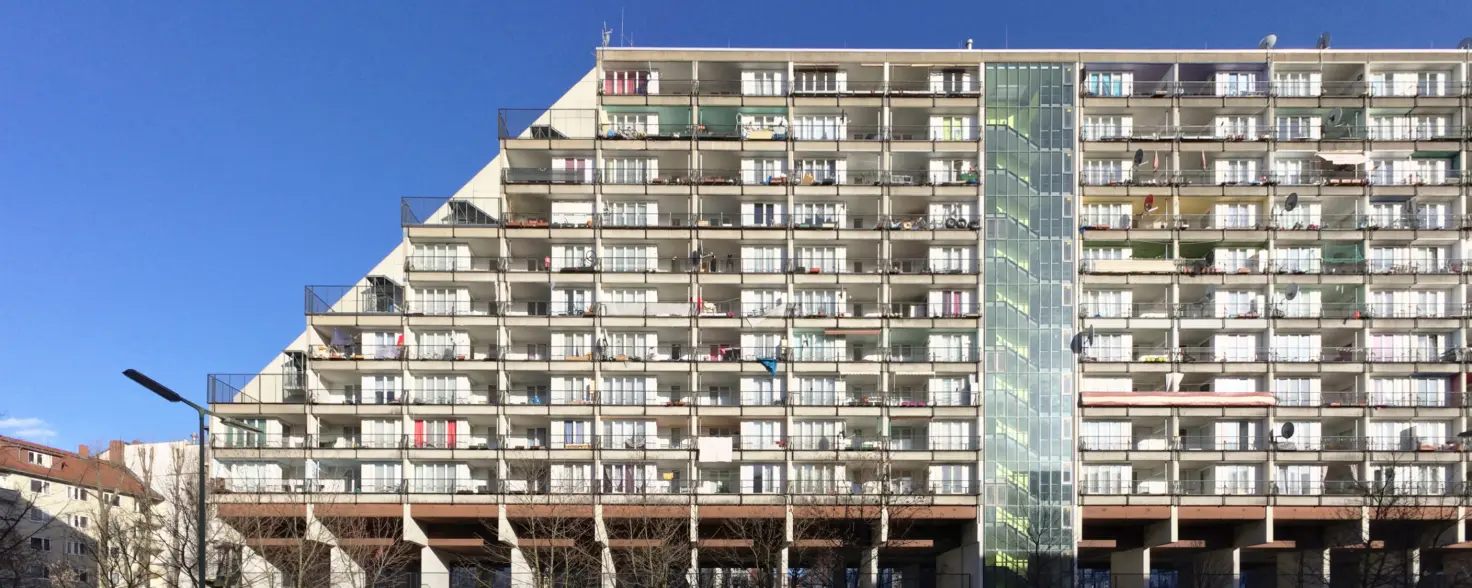 Pallasseum: Seitenansicht des denkmalgeschützten Wohnkomplexes an der Pallasstraße in Berlin-Schöneberg.