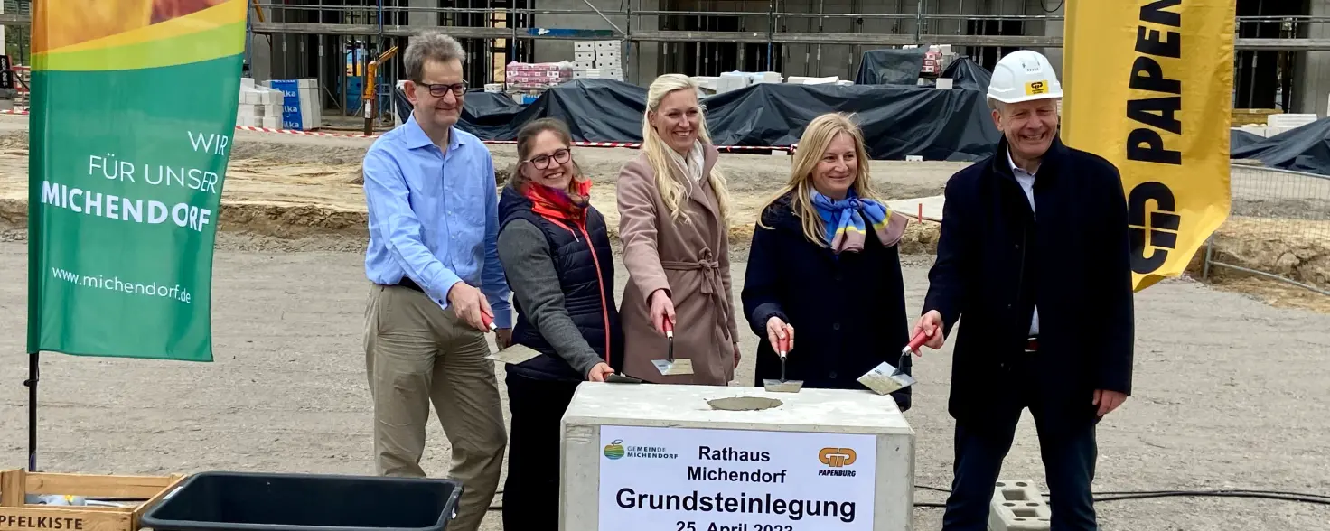 Grundsteinlegung Michendorfer Rathaus am 25. April 2023. Projektbeteiligte mit Kellen. Foto: GASAG Solution Plus