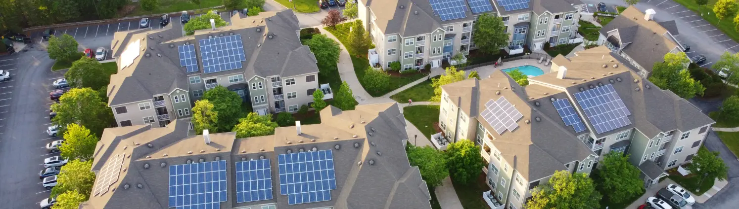 Eine Einfamilienhaus-Siedlung mit Solaranlagen auf den Dächern aus der Vogelperspektive