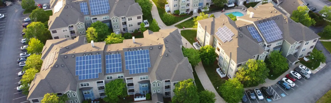 Eine Einfamilienhaus-Siedlung mit Solaranlagen auf den Dächern aus der Vogelperspektive